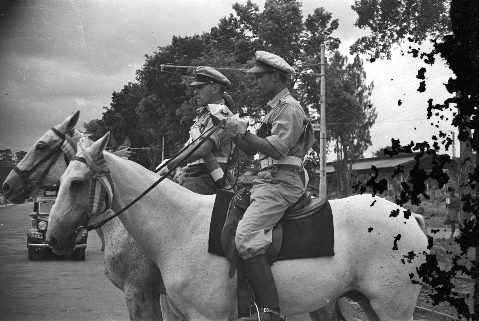 Officieren te paard declameren de geboorte van prinses Marijke, Bestanddeelnr 151-1-6