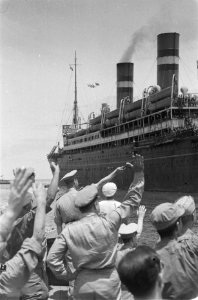 Officieren in een sloepje op weg naar het schip, Bestanddeelnr 91-1-3