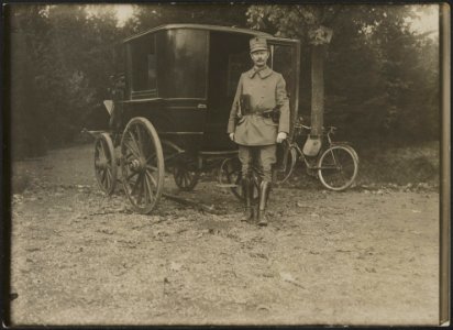 Officier van het Nederlandse leger staande voor een onbespannen rijtuig., Bestanddeelnr 158-2071