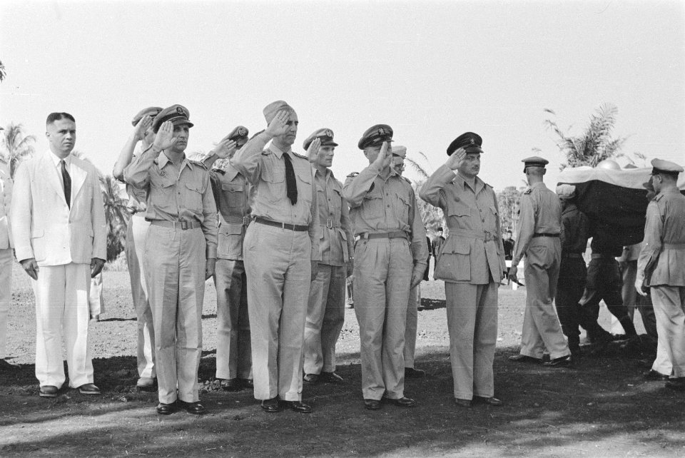 Officieren en bestuursambtenaren salueren, Bestanddeelnr 222-3-4