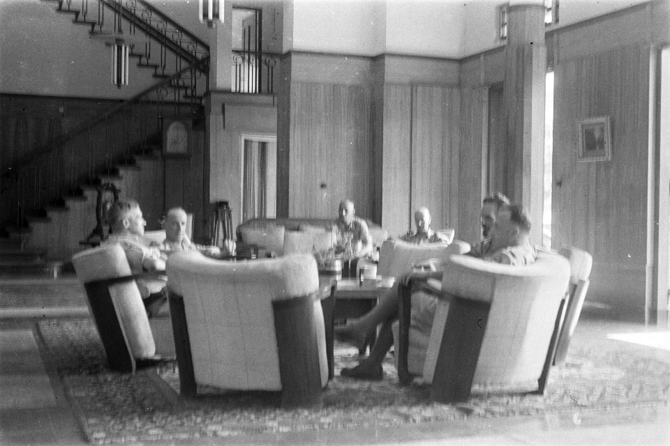 Officieren in lounge, Bestanddeelnr 118-1-4