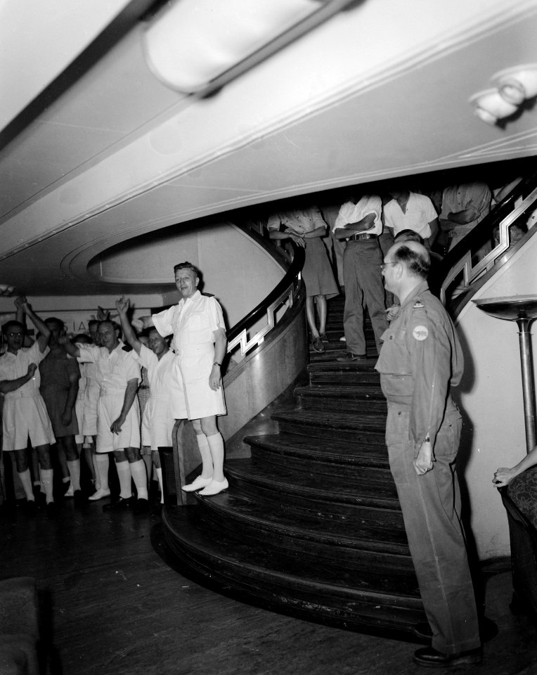 Officieren op het schip, rechts luitenant-kolonel F. Mollinger van de Y-Brigade., Bestanddeelnr 10275