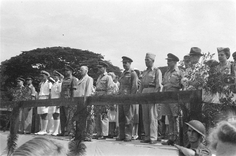 Officieren nemen het defilé af. vlnr (vanaf 4e links) kapitein-ter-zee J.J.L. W…, Bestanddeelnr 1-1-3