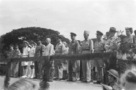 Officieren nemen het defilé af. vlnr (vanaf 4e links) kapitein-ter-zee J.J.L. W…, Bestanddeelnr 1-1-3