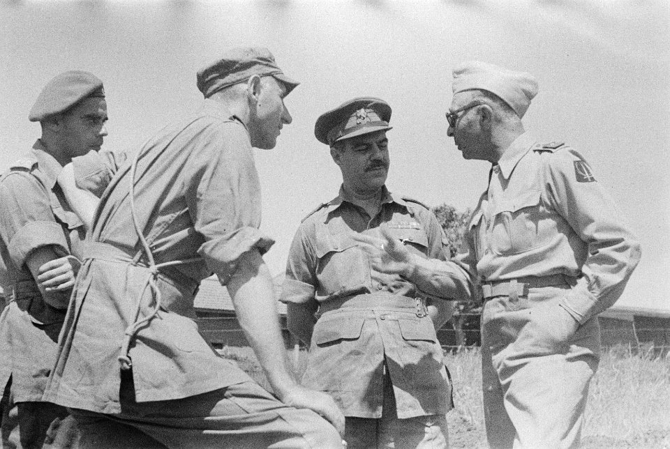 Officieren bekijken een mortierstelling. 2e van rechts kolonel C.H.J.F. van Hout, Bestanddeelnr 16-3-6