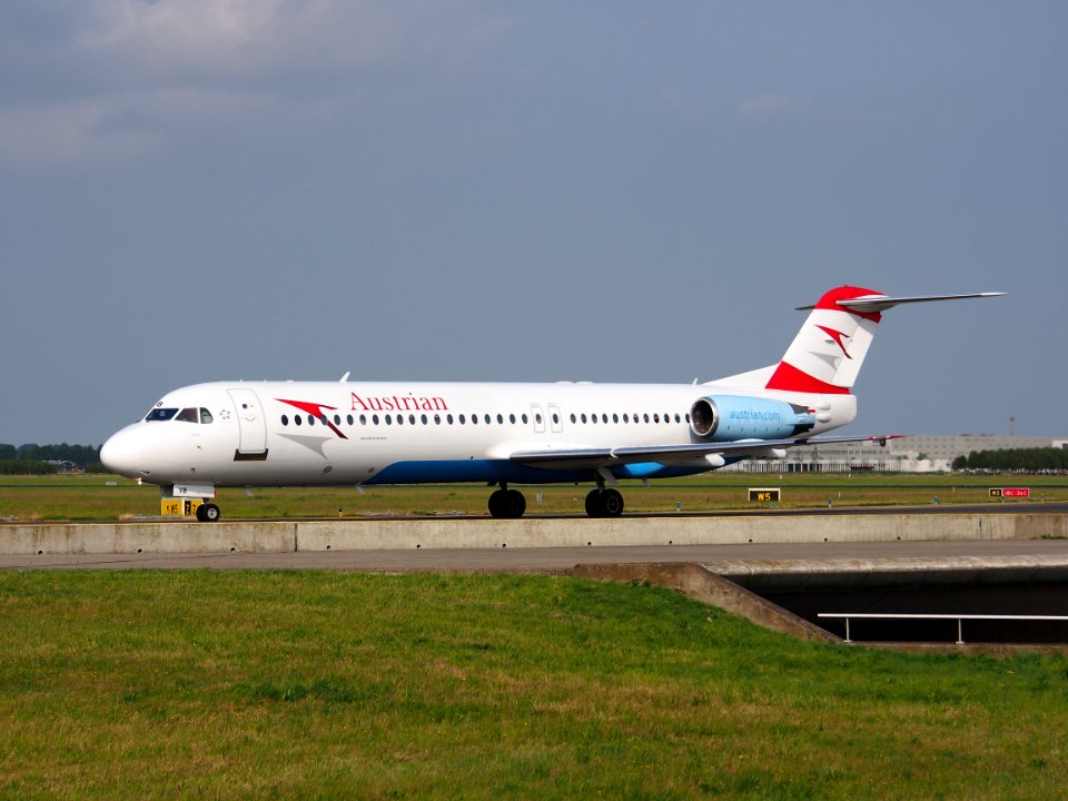 OE-LVB Austrian Airlines Fokker F100 - cn 11502 taxiing 14july2013 pic-002