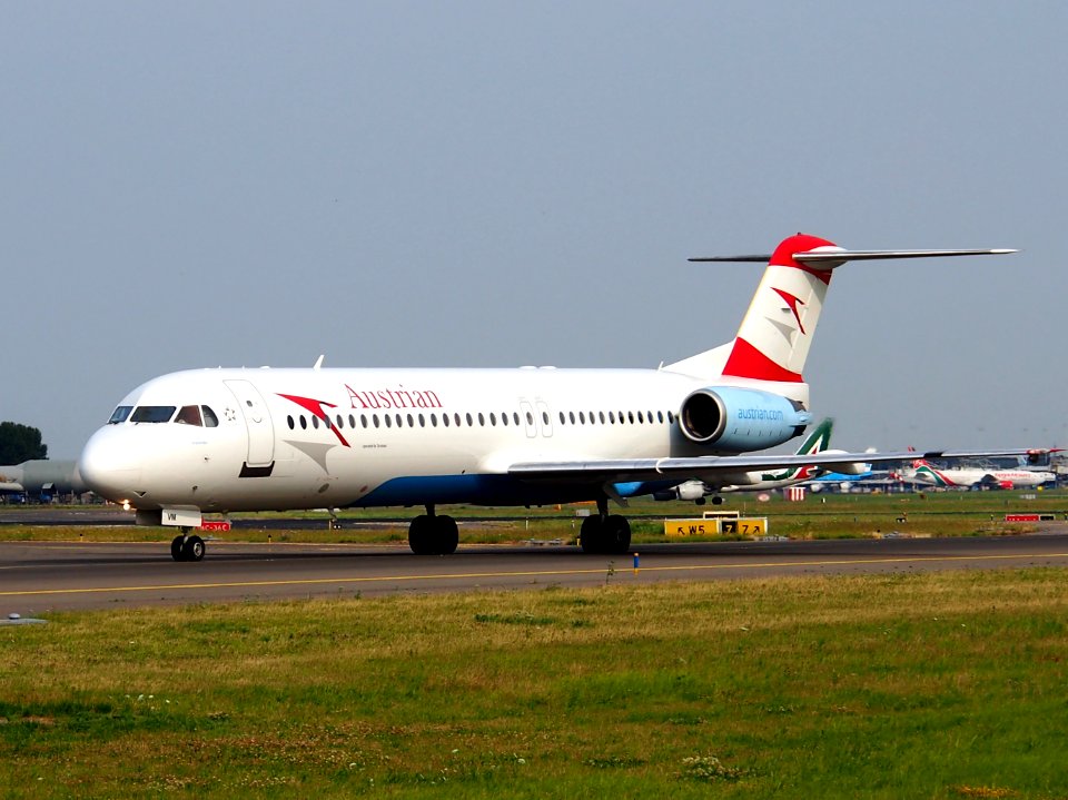 OE-LVM Austrian Airlines Fokker F100 - cn 11361, taxiing 22july2013 pic-001