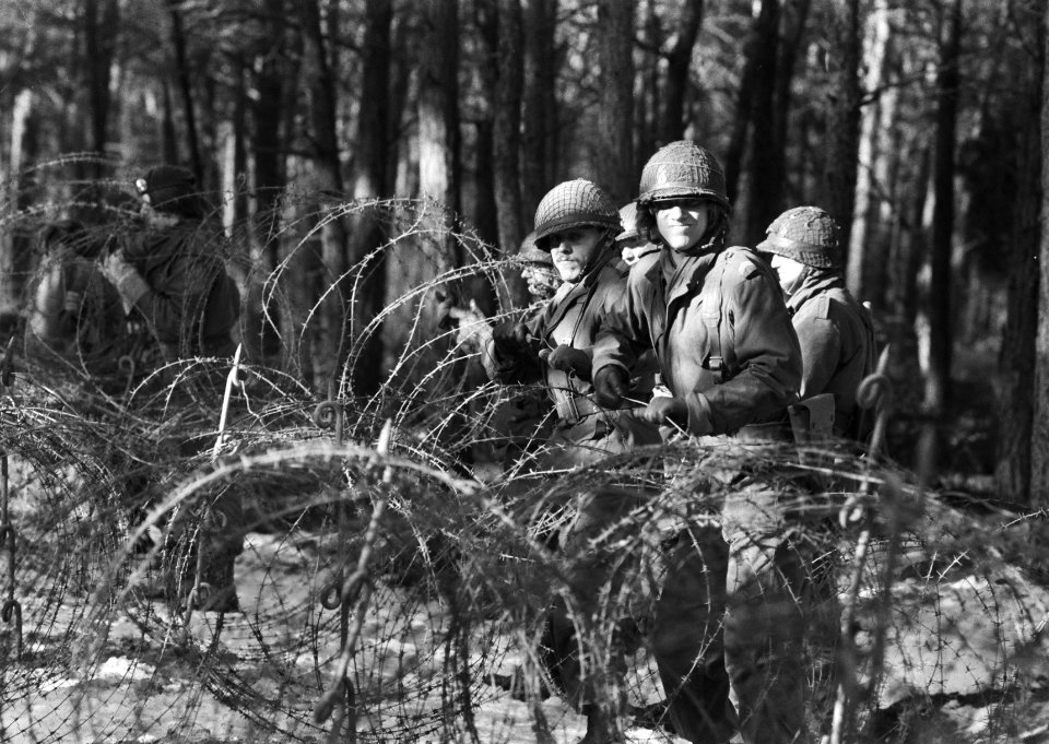 Oefening Nederlandse militairen die naar Libanon gaan in bossen bij Schayk (expl, Bestanddeelnr 930-1149