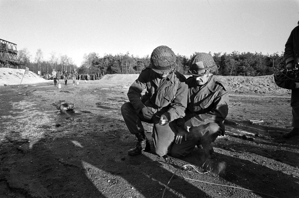 Oefening Nederlandse militairen die naar Libanon gaan in bossen bij Schayk (expl, Bestanddeelnr 930-1145
