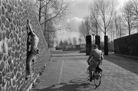 Oefenen in het bergbeklimmen in voetgangerstunnel bij Amstelstation, Bestanddeelnr 933-9599