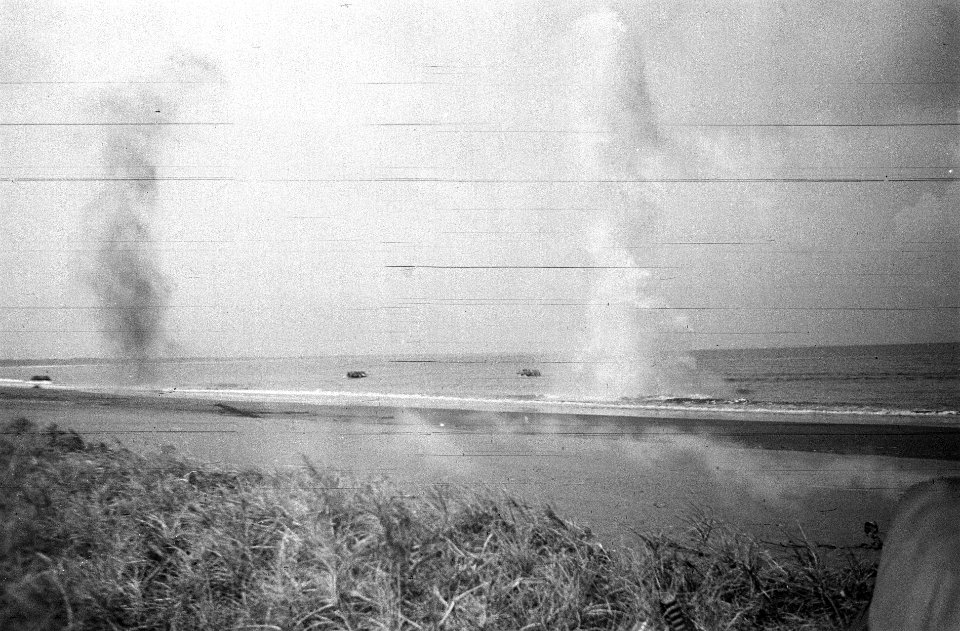 Oefening amfibische landingsoperaties Troepen komen aan landMet Vickers mac, Bestanddeelnr 6944