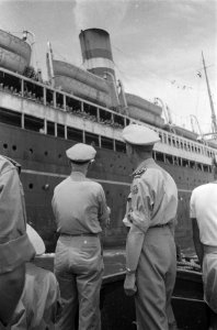 Officieren in een sloepje op weg naar het schip. Generaals Kengen en Dürst Britt, Bestanddeelnr 92-6-1