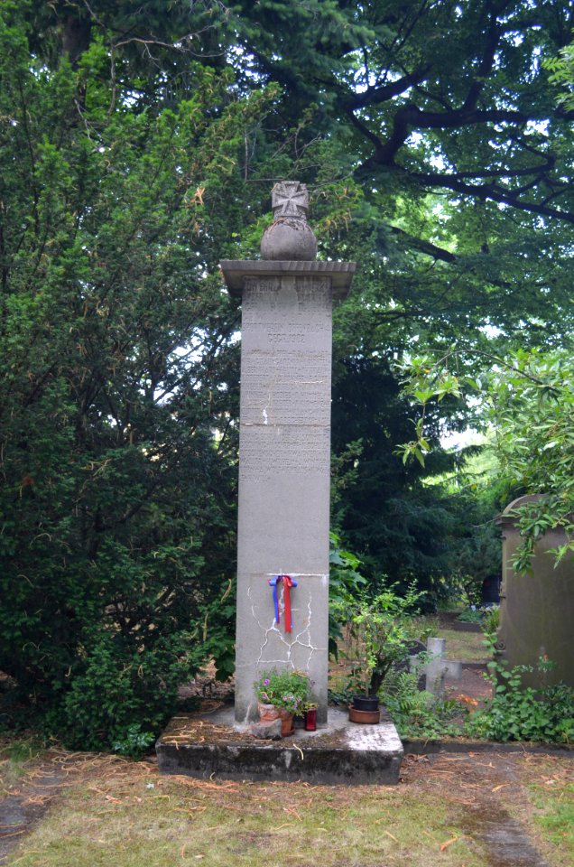 Offenbach, Alter Friedhof,Gefallenendenkmal des Sportvereins