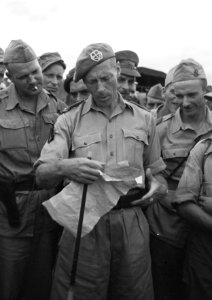 Officier van Regiment Stoottroepen bekijkt documenten, Bestanddeelnr 5821