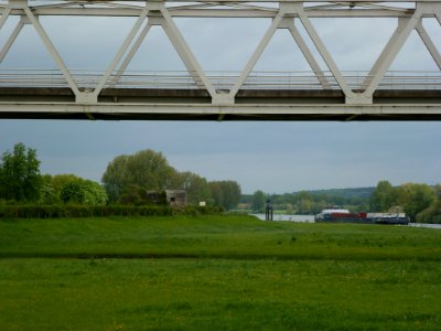 Oeffelt, RM 518573 brugkazemat noord, positie ten opzichte van de brug