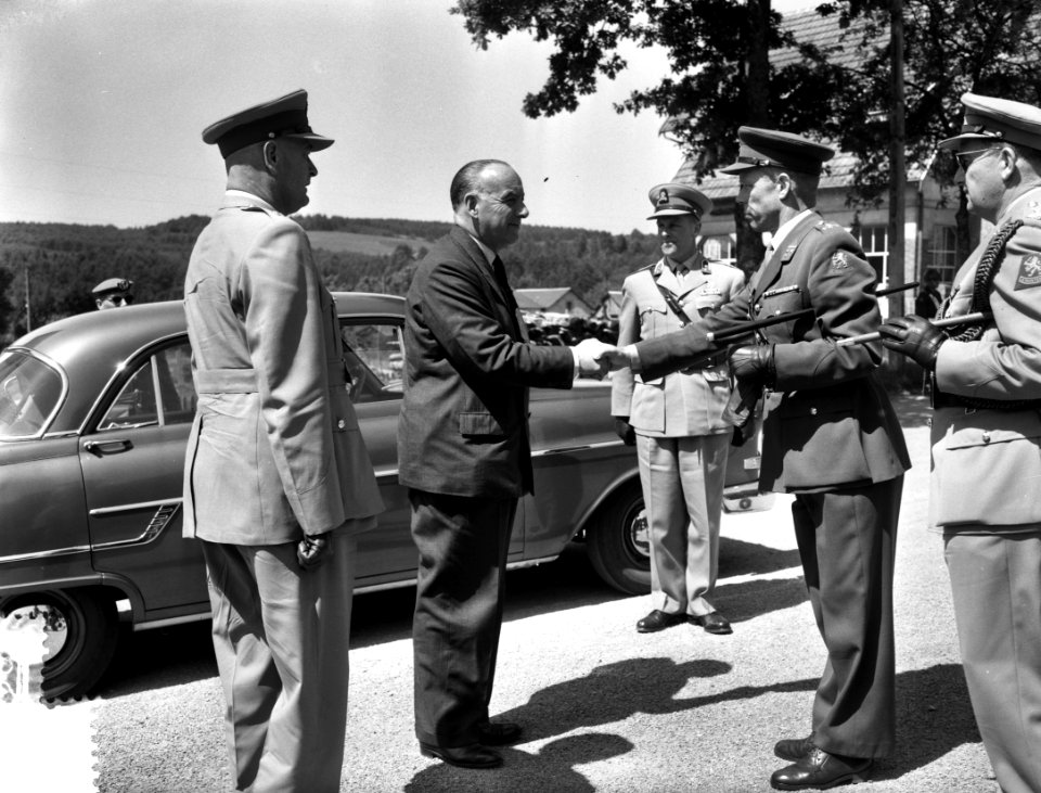 Oefening La Courtine , Minister S Van der Berg bezoek La Courtine, Bestanddeelnr 910-5929
