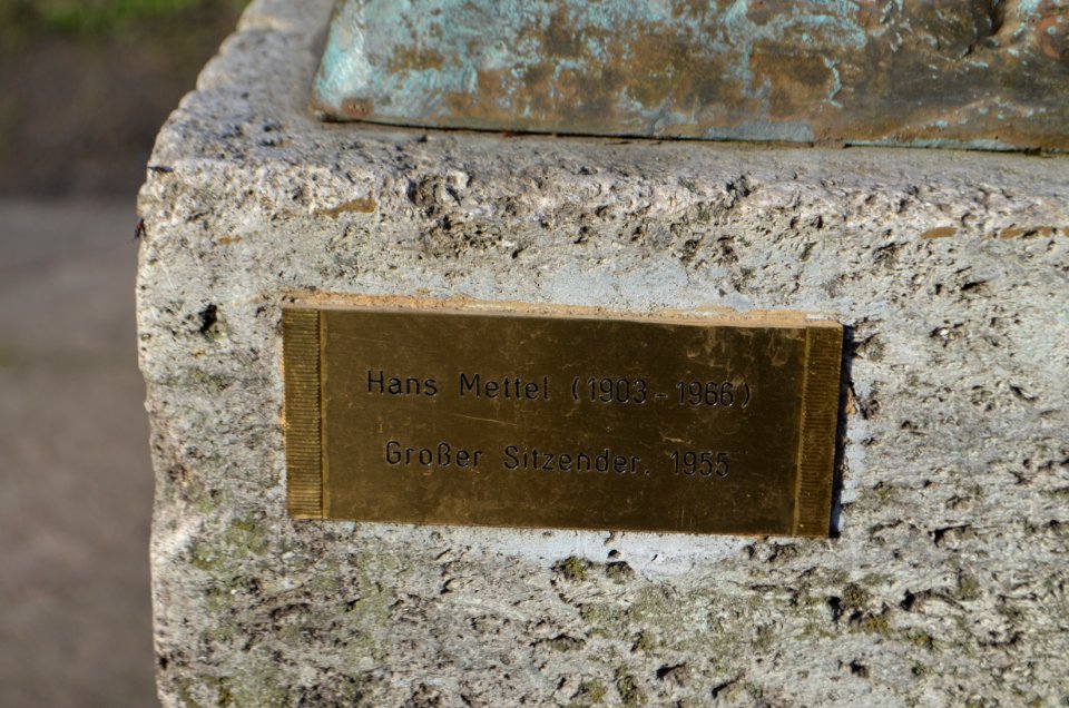 Offenbach, Büsing-Park, Großer Sitzender, Tafel