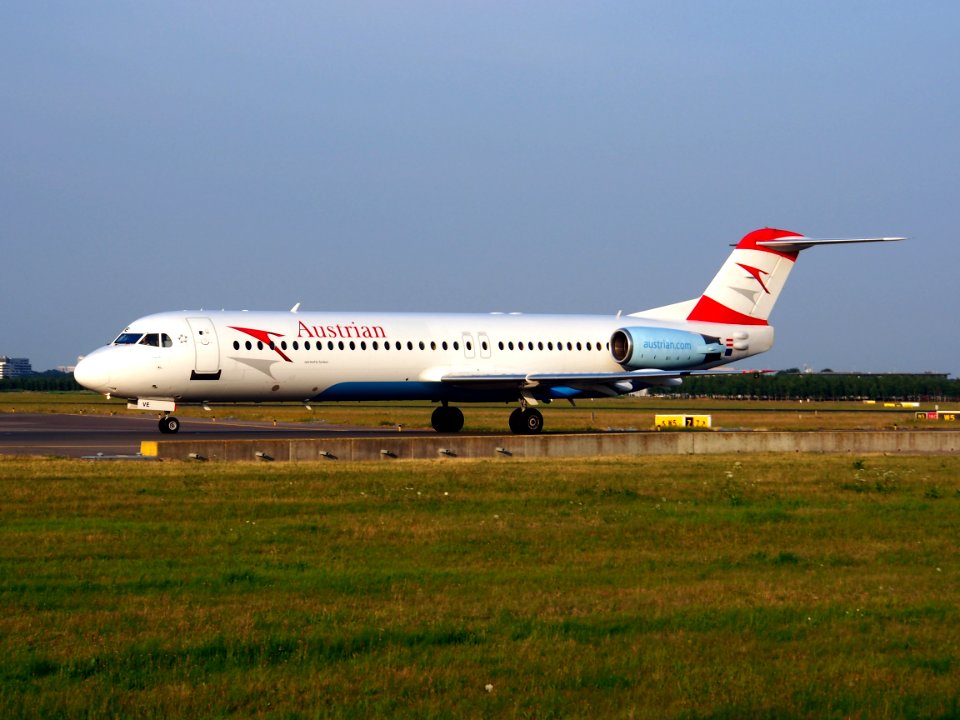 OE-LVE Austrian Airlines Fokker F100 - cn 11499 taxiing 22July2013 pic-003