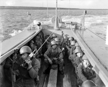 Oefening Mariniers op Texel. Mariniers in landingsvaartuig, Bestanddeelnr 905-3515