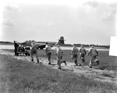 Oefeningen van een Deens luchmachtsquadron Meteors op vliegbasis Gilze-Rijen, Bestanddeelnr 904-5840