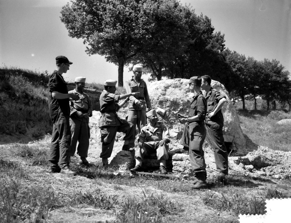 Oefeningen La Courtine , Nederlandse Militairen, in gesp met Marokkanen bij Mar…, Bestanddeelnr 910-5934