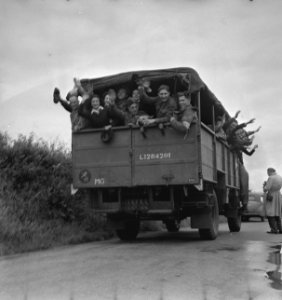 Oefening van frontsecties van het het Militair Gezag en het Vrouwen Hulp Korps i, Bestanddeelnr 935-2455