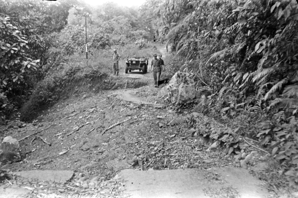 Oelou Pinang (Zd.Sumatra). Op het Semendo-plateau maakte een door een bende aang, Bestanddeelnr 1548-3-6