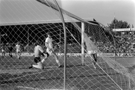 Oefenwedstrijd voor WK voetbal 1974 Nederland tegen Kickers Offenbach 2-1 nr , Bestanddeelnr 927-2295