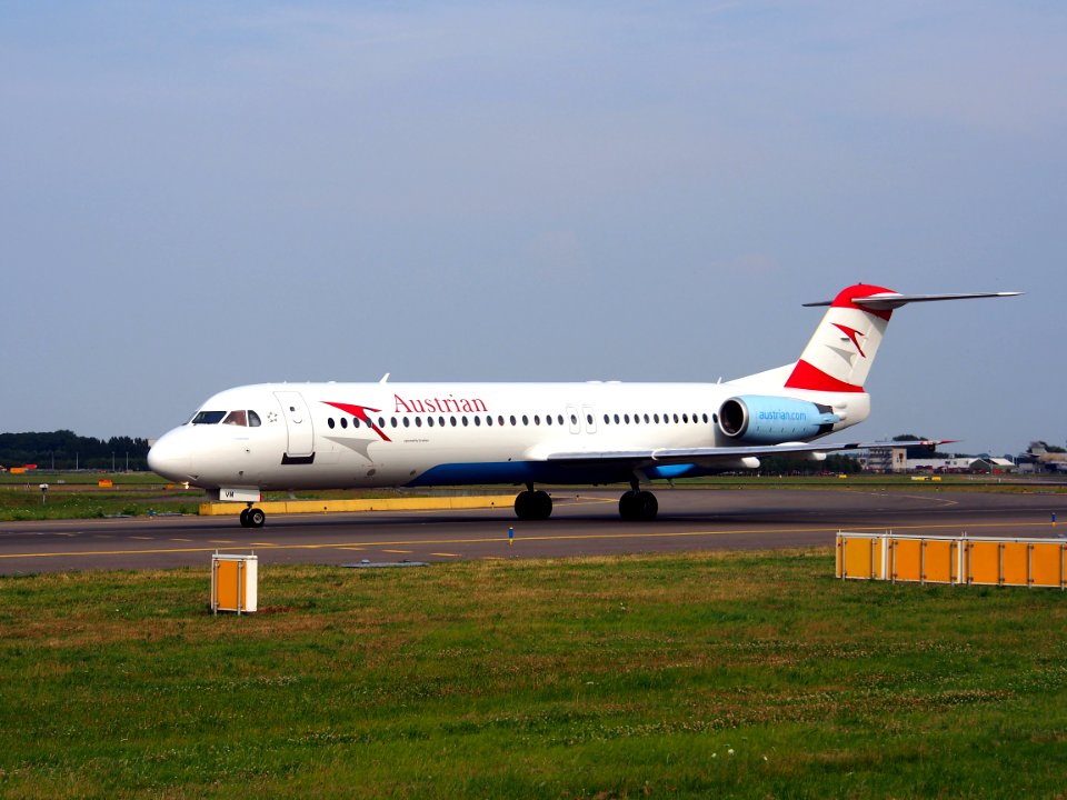 OE-LVM Austrian Airlines Fokker F100 - cn 11361, taxiing 22july2013 pic-002