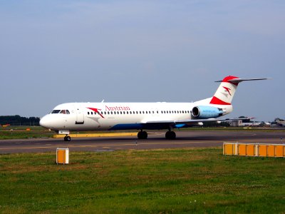 OE-LVM Austrian Airlines Fokker F100 - cn 11361, taxiing 22july2013 pic-002