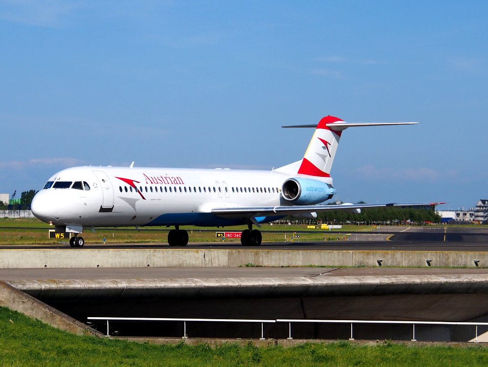 OE-LVJ Austrian Airlines Fokker F100 - cn 11359 taxiing 19july2013 pic-001