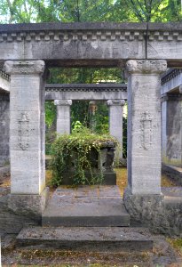 Offenbach, Alter Friedhof,Ehrenmal für bei Betriebsunfällen während des Krieges umgekommene Mitarbeiter des Chemiebetriebs Griesheim Elektron (2)