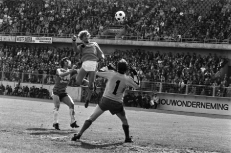 Oefenwedstrijd FC Brugge tegen Nederlands elftal 1-3 Johnny Rep kopt de bal ove, Bestanddeelnr 929-7179