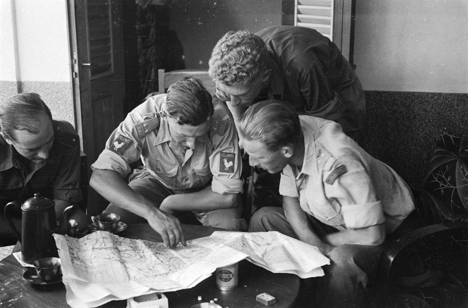 Officieren van 1-8 R.I. Veluwe en 1 bataljon regiment Jagers bekijken kaarte…, Bestanddeelnr 38-4-4