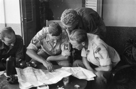 Officieren van 1-8 R.I. Veluwe en 1 bataljon regiment Jagers bekijken kaarte…, Bestanddeelnr 38-4-4