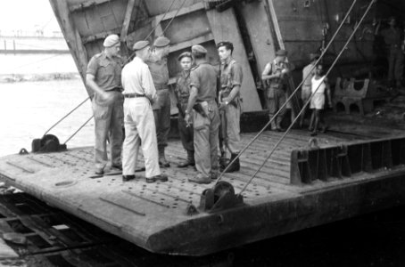 Officieren op de klep van een groot landingsvaartuig (LCT), Bestanddeelnr 3153