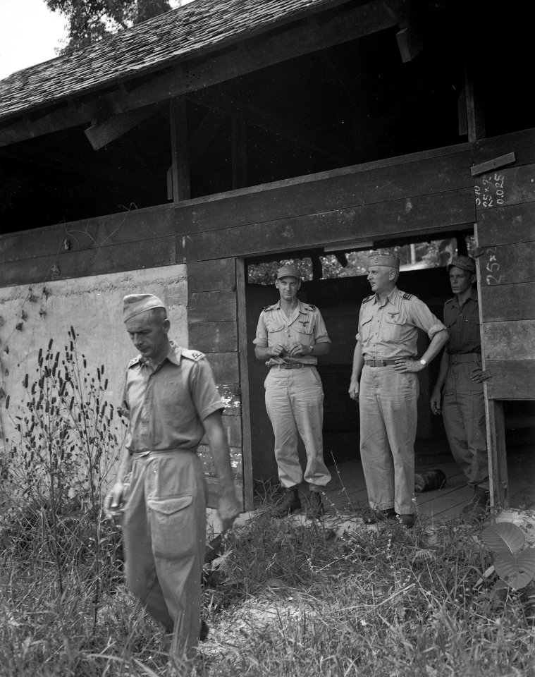 Officieren verlaten een barak. Tweede van rechts is generaal-majoot E.T. Kenge, Bestanddeelnr 10061