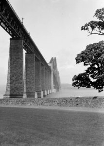 Oever van de Firth of Forth, met links Forth Bridge, Bestanddeelnr 190-1087