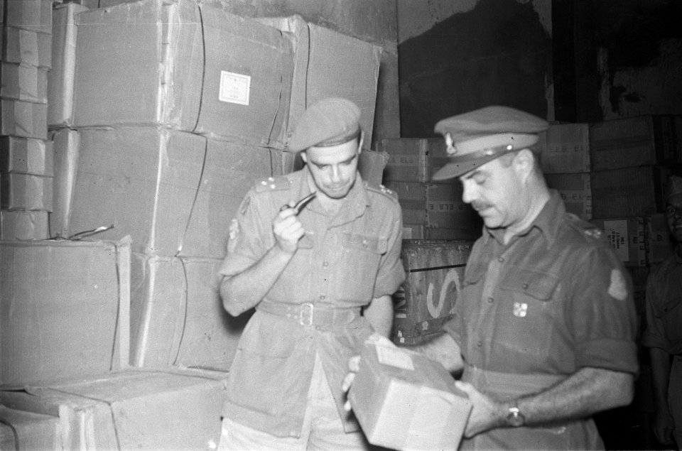 Officieren bekijken de pakketten, rechts adjudant-gneraal kolonel C.H.J.F. van H, Bestanddeelnr 80-4-2