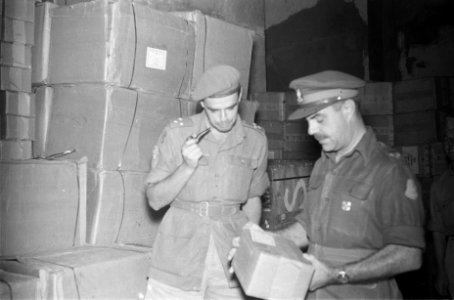 Officieren bekijken de pakketten, rechts adjudant-gneraal kolonel C.H.J.F. van H, Bestanddeelnr 80-4-2
