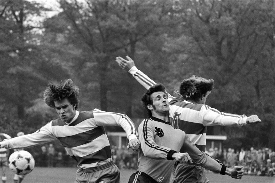Oefenwedstrijd Nederlands elftal tegen Xerxes Nanninga (m) koopt de bal tussen , Bestanddeelnr 929-7360