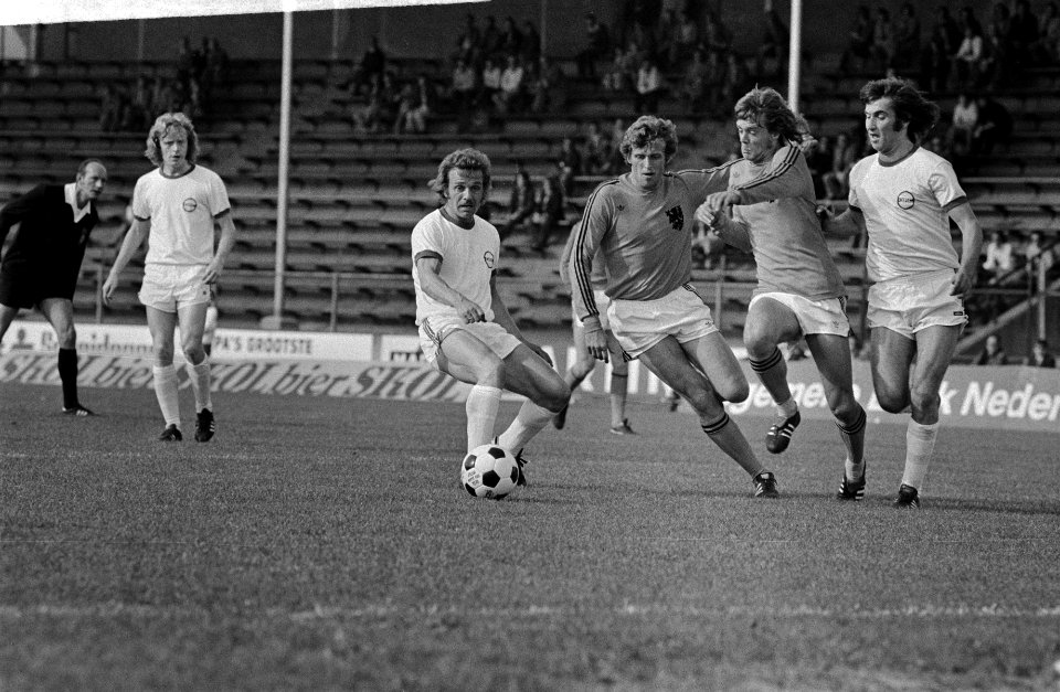 Oefenwedstrijd voor WK voetbal 1974 Nederland tegen Kickers Offenbach 2-1 spel, Bestanddeelnr 927-2299