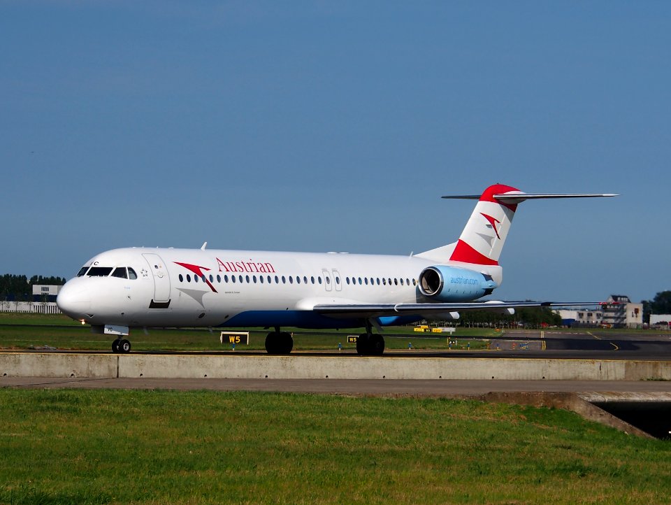 OE-LVC Austrian Airlines Fokker F100 - cn 11446 pic1