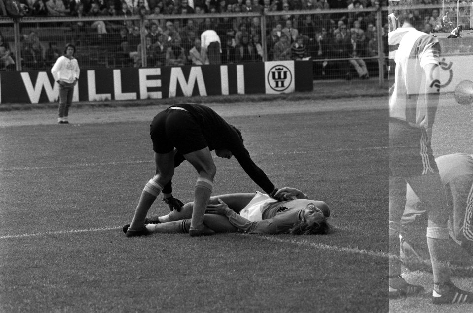 Oefeninterland Nederland tegen Argentinie 4-1 Neeskens geblesseerd op de grond, Bestanddeelnr 927-2151