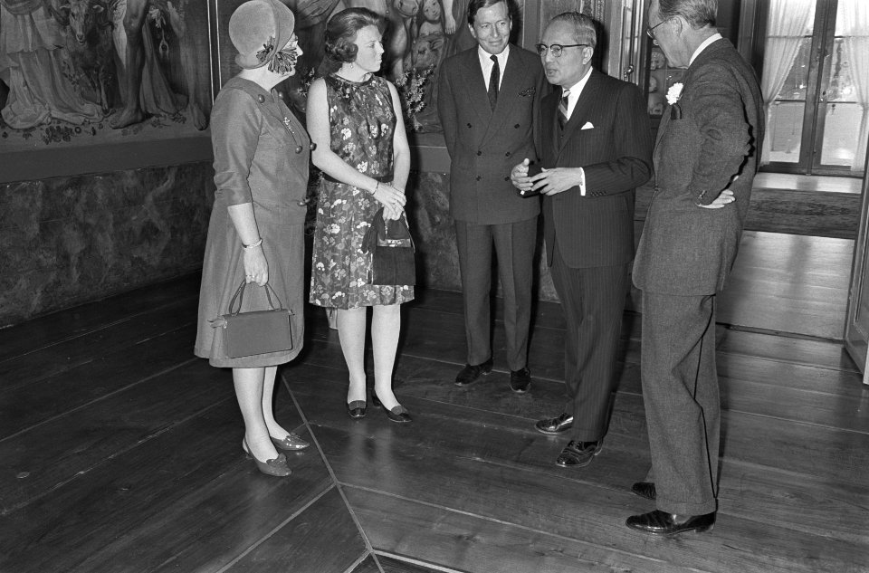 Oe Thant bij koninklijke familie op Huis ten Bosch . Prins Claus , prinses Beatr, Bestanddeelnr 921-2385