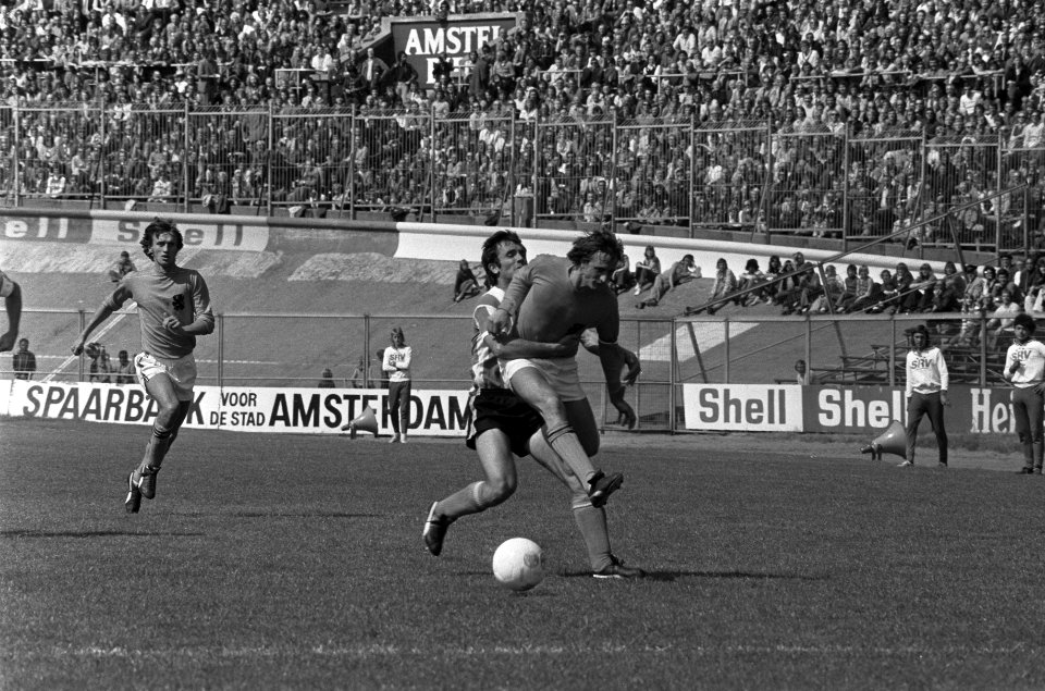 Oefeninterland Nederland tegen Argentinie 4-1 Cruijff wordt vast gehouden, Bestanddeelnr 927-2145