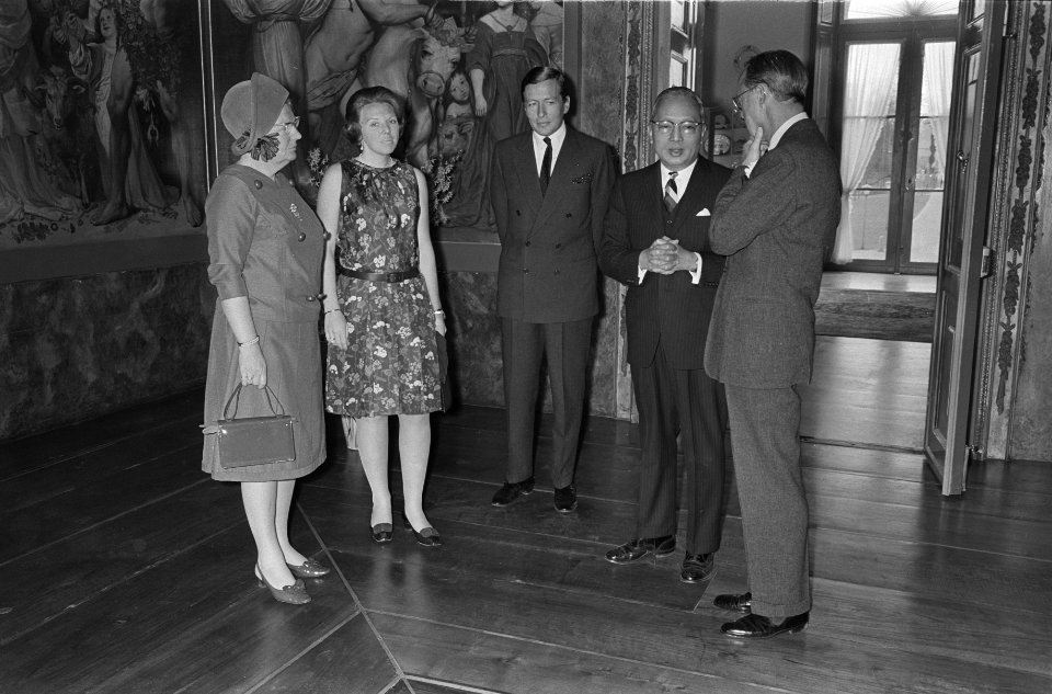Oe Thant bij koninklijke familie op Huis ten Bosch . Prins Claus , prinses Beatr, Bestanddeelnr 921-2384