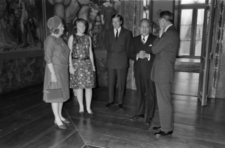 Oe Thant bij koninklijke familie op Huis ten Bosch . Prins Claus , prinses Beatr, Bestanddeelnr 921-2384