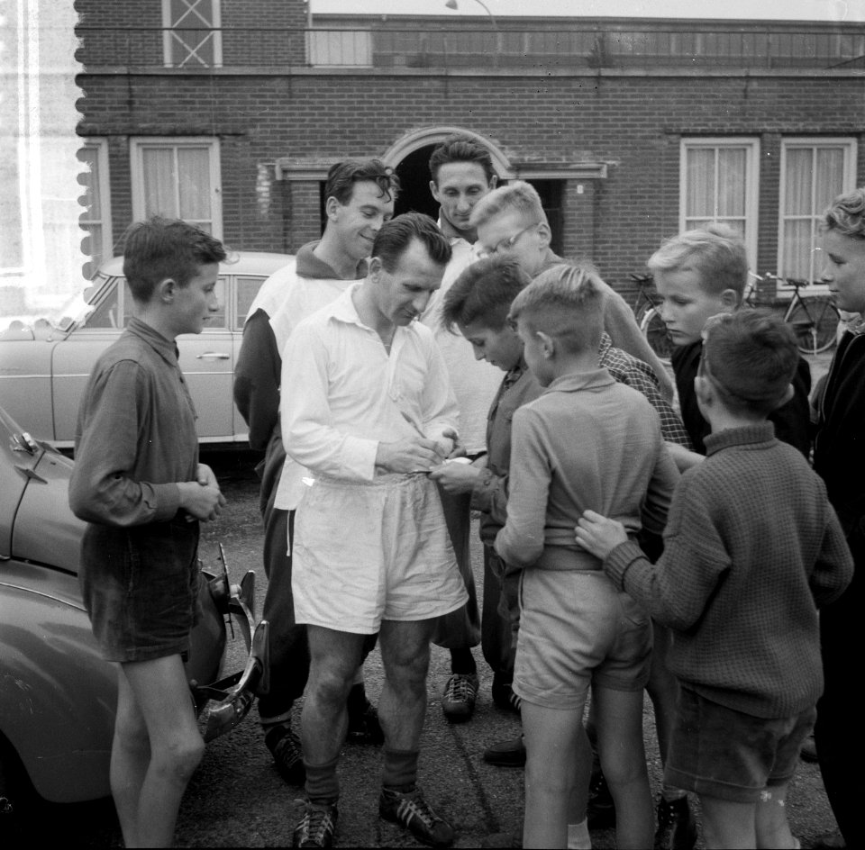 Oefenen Nederlands elftal in Den Bosch K Rijvers zet handtekeningen (links) C, Bestanddeelnr 908-9605