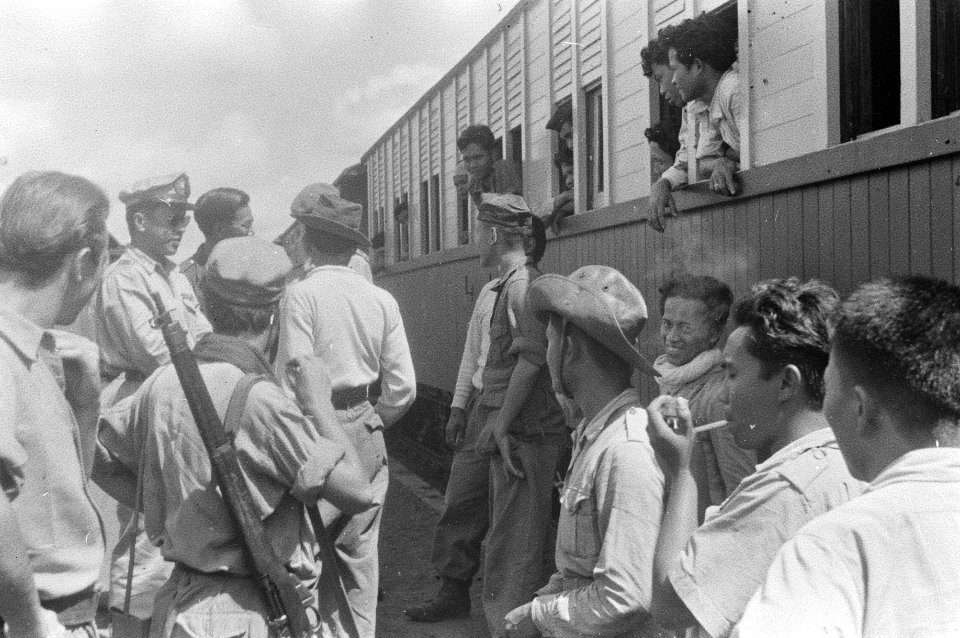 Officieren en de MP controleren een trein, Bestanddeelnr 1510-1-4